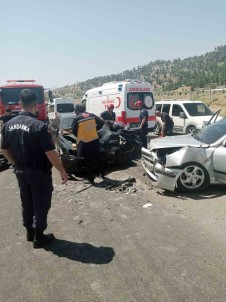 Kahramanmaras'ta Otomobiller Çarpisti Açiklamasi 5 Yarali