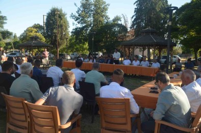 Selendi'de Protokol Vatandaslarla Bayramlasti