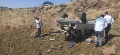 Siverek'te Otomobil Sarampole Yuvarlandi, Sürücü Yaralandi