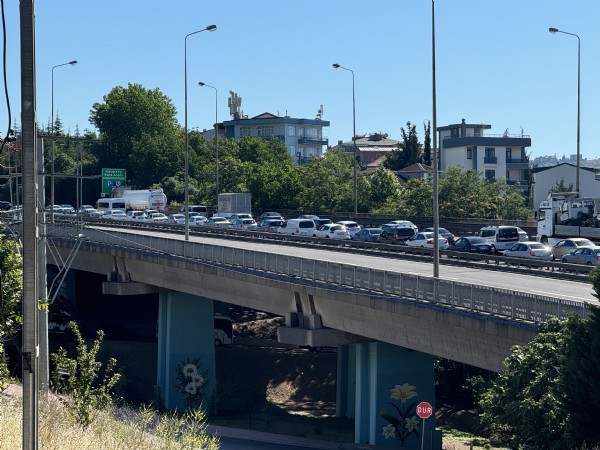 Yola çıkacaklar dikkat! O bölgede yoğunluk oluştu: Trafik durma noktasına geldi