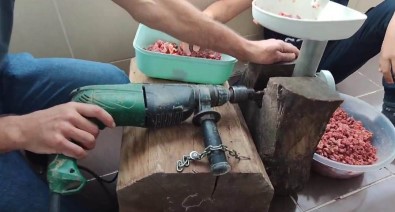 Açik Kasap Bulamadi, Matkaptan Kiyma Makinesini Yapti