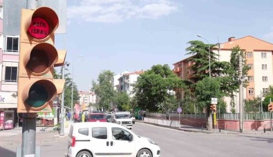 Israil, Trafik Lambalarina Yazilan Yazi Ile Protesto Edildi
