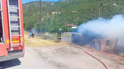 Yanan Otlardan Siçrayan Kivilcimlar Odunlugu Küle Çevirdi