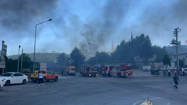Tuzla'da fabrika yangını! Dumanlar gökyüzünü kapladı