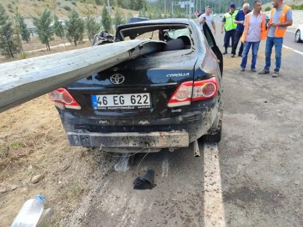 Kahramanmaraş'ta kaza: Bariyerlere ok gibi saplandı!