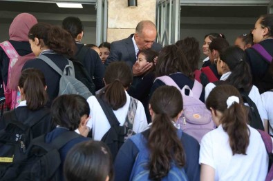 Emekli Oldu Ama 5 Yildir Okulu Ilk O Açiyor Ve Ögrencileri Kapida Karsiliyor