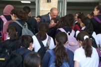 Emekli Oldu Ama 5 Yildir Okulu Ilk O Açiyor Ve Ögrencileri Kapida Karsiliyor