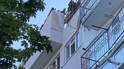 Fatih'te Metruk Binanin Çatisi Alev Alev Yandi