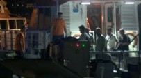 Kadıköy'de mendireğe çarpan teknede can pazarı: 10 kişi kurtarıldı