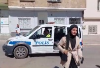 Kimligini Unutan Ögrencinin Yardimina Polis Kostu