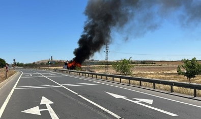 Sanliurfa'da Emniyet Personelini Tasiyan Midibüs Alev Alev Yandi