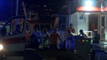 Kadıköy'de mendireğe çarpan teknede can pazarı: 10 kişi kurtarıldı