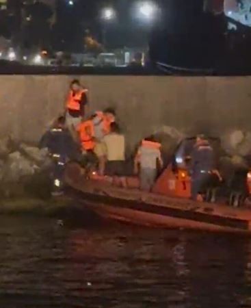 Kadıköy'de mendireğe çarpan teknede can pazarı: 10 kişi kurtarıldı
