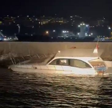 Kadıköy'de mendireğe çarpan teknede can pazarı: 10 kişi kurtarıldı