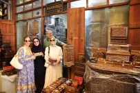 65 Yildir Genç Kizlarin Çeyizlik Sandiklarini Yapiyor