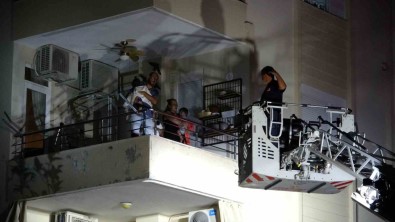 Birinci Katta Çikan Yangin Apartmani Dumana Bogdu, Vatandaslar Balkonlara Siginda