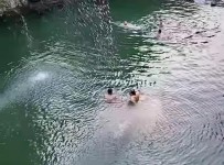 Denize Uzakligi 75 Kilometre Olan Mahalle Halki Dogal Havuzda Serinliyor