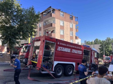 Esenyurt'ta 5 Katli Binanin Çatisi Alev Alev Yandi