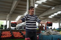 Isini Severek Yapan Pazarci Nesesi Ve Güler Yüzü Sayesinde Tezgahta Ürün Birakmiyor