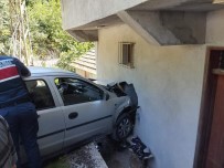 Otomobil Evin Duvarina Çarpti Açiklamasi 4 Yarali Haberi