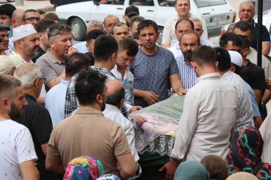 5. Kattan Düserek Ölen Minik Simay'a Gözyasi