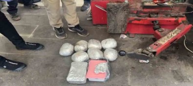 Aracin Yedek Lastiginden 9.5 Kilo Uyusturucu Çikti