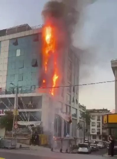 Ataşehir'de iş merkezi alev alev yandı