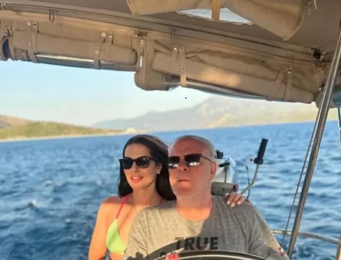 Eşiyle balayına çıktı