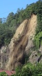 Rize'de Toprak Kaymasi Meydana Geldi... O Anlar Kamerada Haberi