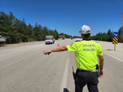 Trafik Ekiplerinden Bayram Tatilinin Son Gününde Siki Denetim