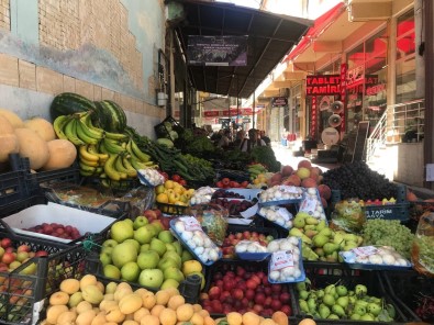 Bayburt'ta Bir Vatandas Elma Aldigi Tezgahin Saticisini Bulamayinca Notla Para Birakip Helallik Istedi
