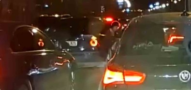 E-5 Karayolu'nda Dehset Anlari Kamerada Açiklamasi Korsan Taksici Kadini Araçtan Atti