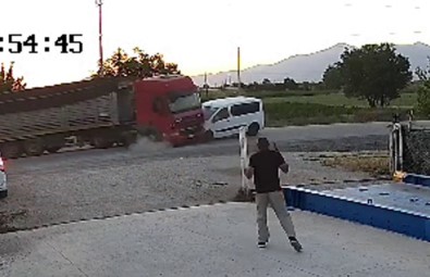 Hafif Ticari Aracin Tir Ile Çarpisma Ani Kamerada Açiklamasi 1 Yarali