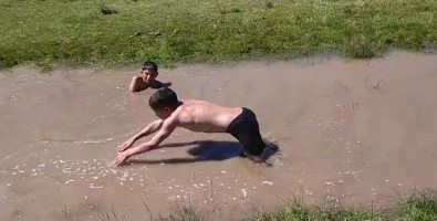 Tokat'ta Çocuklar Çamurlu Suda Serinledi