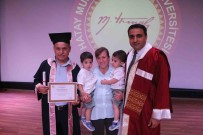 63 Yasindaki Ismail Amca, 8. Üniversite Diplomasini Bir Buçuk Yasindaki Ikiz Evlatlariyla Aldi