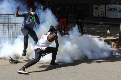 Kenya'da Protestocular Parlamentoyu Atese Verdi