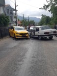 Ticari Taksi Ile Otomobil Çarpisti Açiklamasi 3 Yarali Haberi