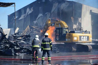 Boya Fabrikasinda Çikan Yanginda Ev Ve Araçlar Küle Döndü