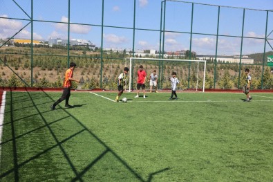 Çayirova'da Çocuklar Yaz Tatillerini Hali Sahalarda Geçiriyor