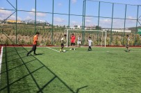 Çayirova'da Çocuklar Yaz Tatillerini Hali Sahalarda Geçiriyor