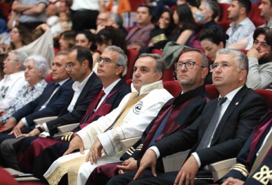 ERÜ Eczacilik Fakültesi'nde Mezuniyet Sevinci