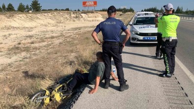 Polis Memuru Ayagi Kirilan Sürücüye Ambulans Gelene Kadar Destek Oldu