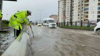 Rize'de Saganak Yagmur Sonrasi Cadde Ve Sokaklar Göle Döndü Haberi