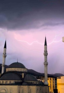 Yüksekova'da Cami Minareleri Arkasinda Çakan Simseklerden Görsel Sölen