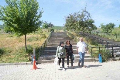 56 Yasinda Üniversiteyi Birincilikle Bitirdi