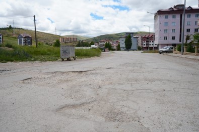 Bayburt Kent Merkezinde Asfalti Bozuk Yollar Adeta Köstebek Yuvalarini Andiriyor