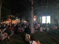 Burdur'da Parkta Dev Ekrandan Izlenen Milli Maçin Ardindan Burdurlular Galibiyeti Cosku Ile Kutladi Haberi