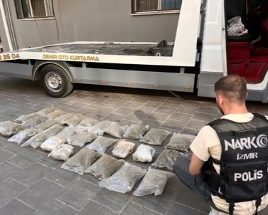 Izmir'de Oto Kurtaricidan 19 Kilogramin Üzerinde Uyusturucu Ele Geçirildi