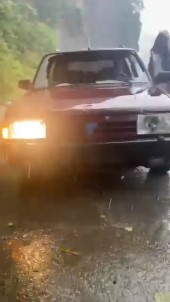 Seyir Halindeki Otomobilin Ön Camina Yamaçtan Kopan Kaya Parçasi Düstü