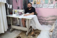 Yemek Masasinin Altinda Yasama Tutunan Depremzede Ali, Protez Bacagiyla Ekmek Parasini Kazaniyor